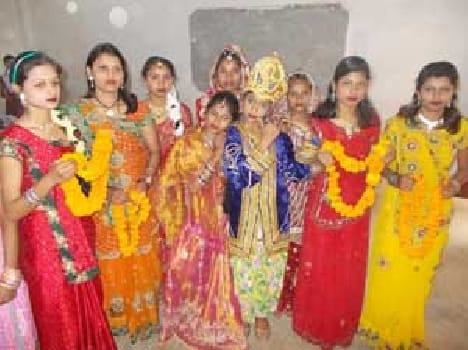 Were acclaimed dance , song performances