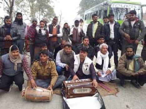 Harmonium , drums with the performers