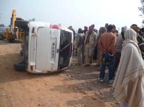 Escape incident, the car near the bridge fired Rehta