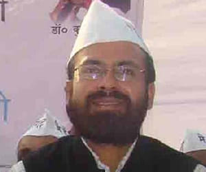 aap supporter Akhilesh beating by congress workers, admitted in ICU