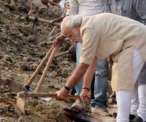 modi bharat swach abhiyan in varanasi.