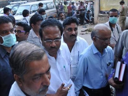 Dying man lying outside the hospital, but health minister ignored