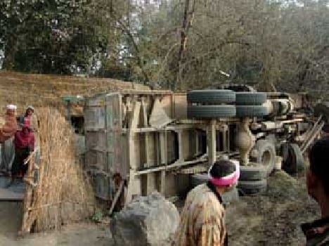 Pickup crashed into a tractor trolley, driver's death