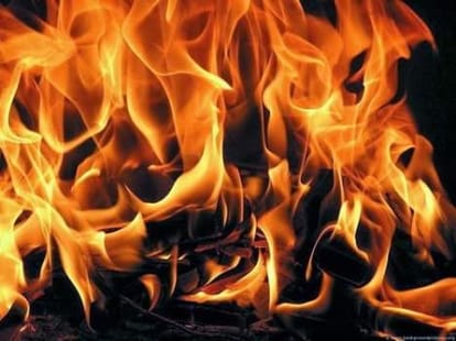 woman sets herself ablaze at una.