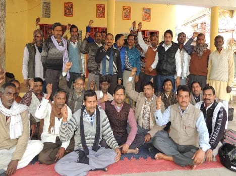 People protesting the meeting of the Association of Collection Amin .