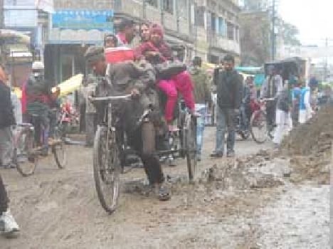Difficulties increase the mud roads rain Sunny