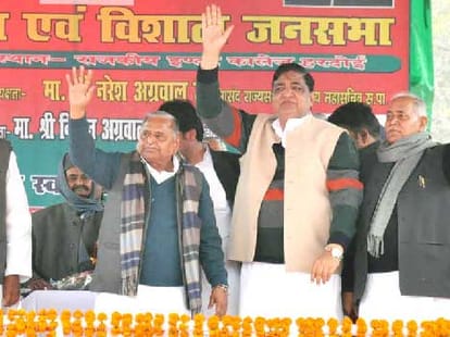 mulayam singh said about treatment of poors in abroad.