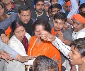 ruckus in sadhvi prachi hindu mahasammelan.