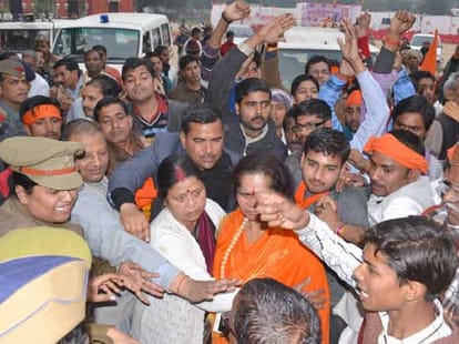 ruckus in sadhvi prachi hindu mahasammelan.