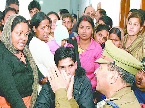 Surrounds the police station to protest the killing of women
