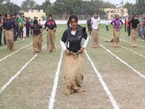 Students Paeticipet in Bora Race In Kashi Vidyapith