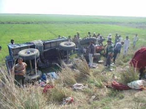 Tractor-trolley turnaround in the ditch, killing two female workers.