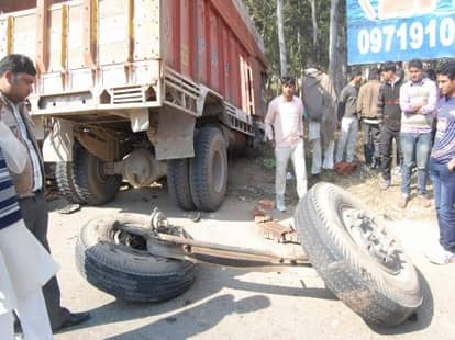 5 people died in road accident in haridwar.