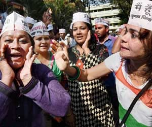 bollywood happy over aap victory.