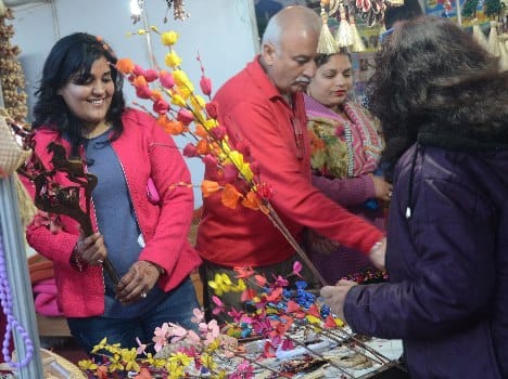 mob turns up for amar ujala shopping fest