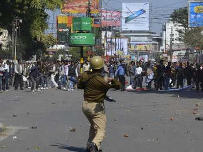 up police ruckus on lucknow roads.
