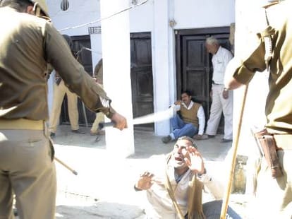 up police ruckus on lucknow roads.