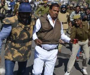 up police ruckus on lucknow roads.