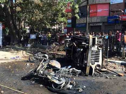 up police ruckus on lucknow roads.