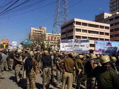 up police ruckus on lucknow roads.