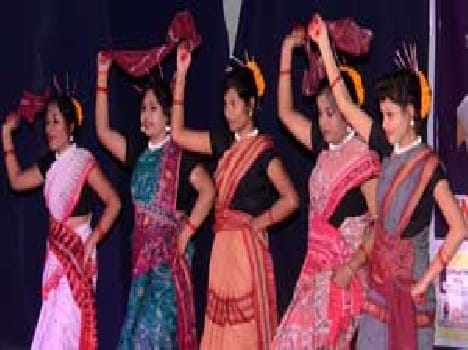 girl students dance in Sristi programme In Bhu