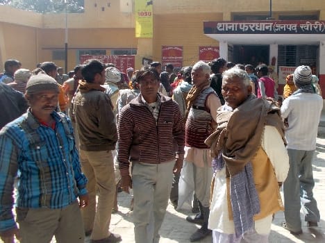 Angry villagers Frdhan police cordon