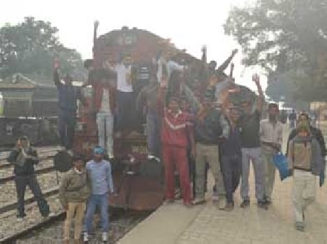Muftiganj young men stopped the train at the railway station