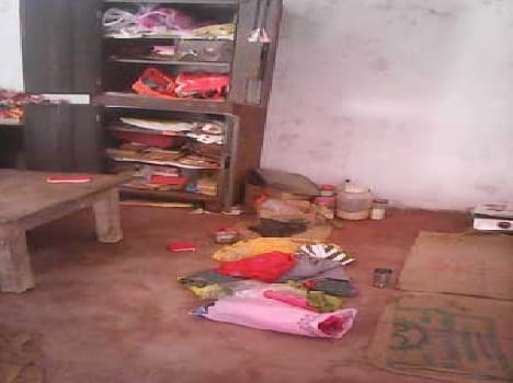 Family hostage, looted cash and jewelery