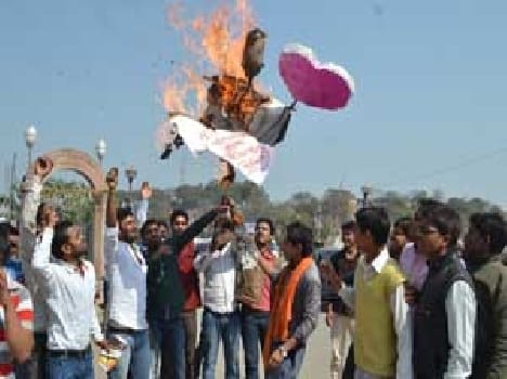 ABVP blew Valentine 's Mannequin