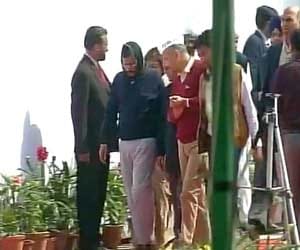  Kejriwal run organization with government 