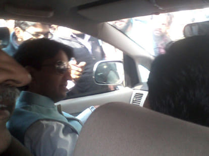 Kumar vishwas gets woman commission notice for alleged illicit relationship