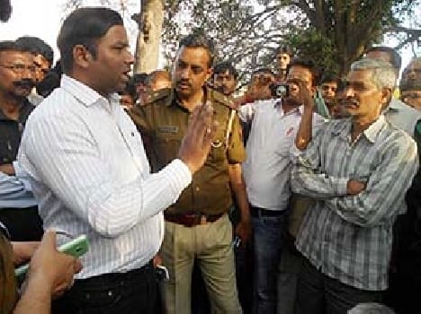 Road accident death of the farmer , blockade