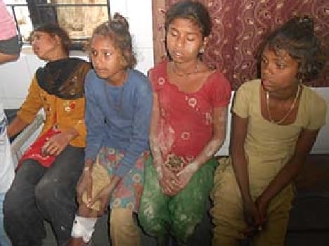 Full of visitors to turn pickups , 11 wounded