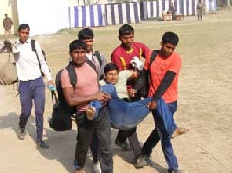 Recruitment of young men in the race fell broken hand
