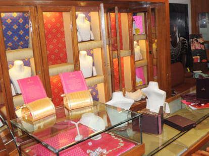 decoity in tanishq showroom.