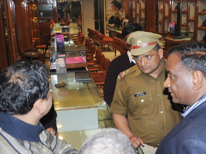 decoity in tanishq showroom.