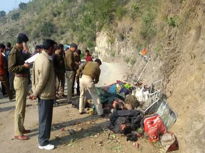 police officer and 7 other died in road accident.