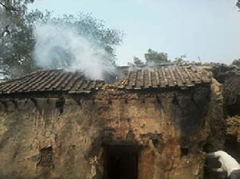 Splitting fire Away stones , shovel , several injured