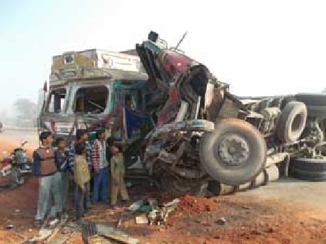 Three injured in the collision of two trucks, putting jam