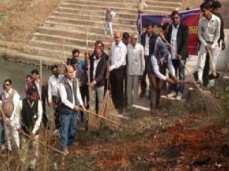Workers involved in cleaning campaign