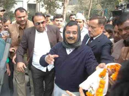E-rikshaw drivers protests against kejriwal's residence in kaushambi.