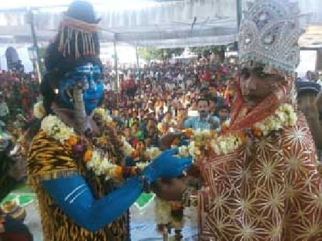 See wonderful procession descended faithful