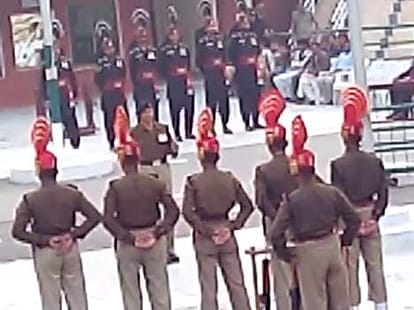 indo-pak hussaini wala border retreat ceramony live video