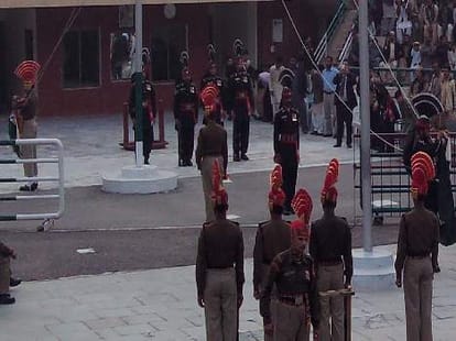 indo-pak hussaini wala border retreat ceramony live video