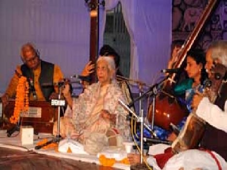 In Hanuman podar andha vidyalaya, Girija devi sing a song