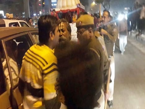 clash with yamuna devotee in delhi