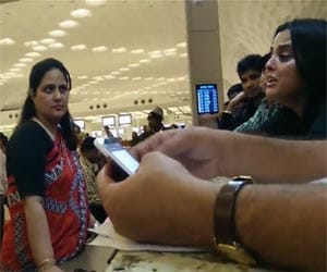 Air India Viral Video - Distressed Aid India refused entry for being 5 minutes late