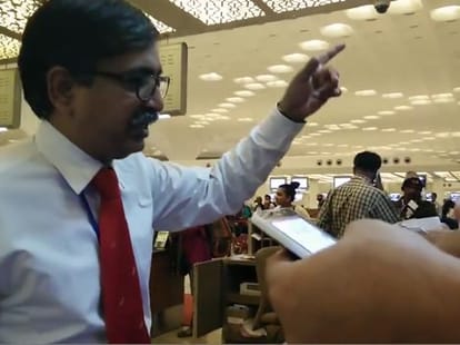 Air India Viral Video - Distressed Aid India refused entry for being 5 minutes late