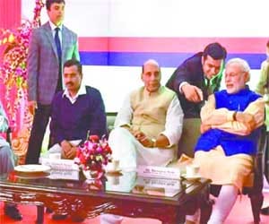 Modi and Kejriwal at Delhi Police 'At Home' Ceremony; Modi suggested doctor for his cough
