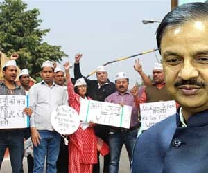 AAP workers protest against noida authority